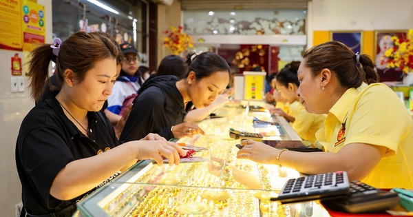 Giá vàng tăng cao, chứng khoán lao dốc