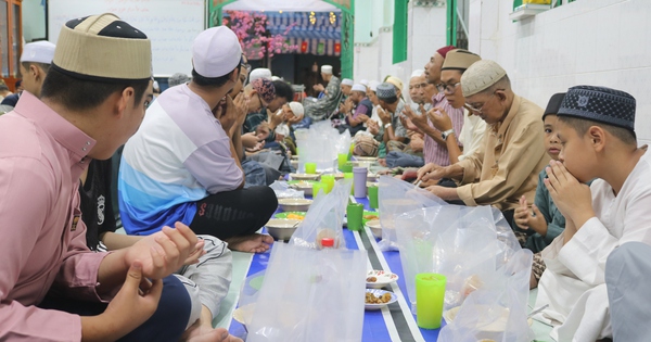 Sau 18 giờ 8 phút, người dân hẻm kiêng rượu bia, thịt heo ở TP.HCM ăn gì?