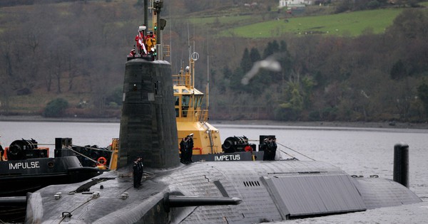 Anh bắt cặp đôi tìm cách xâm nhập căn cứ tàu ngầm hạt nhân