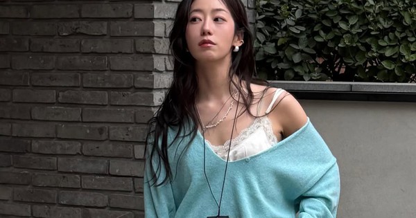 Mặc áo hai dây lụa xuống phố điệu đà, quyến rũ theo cách riêng