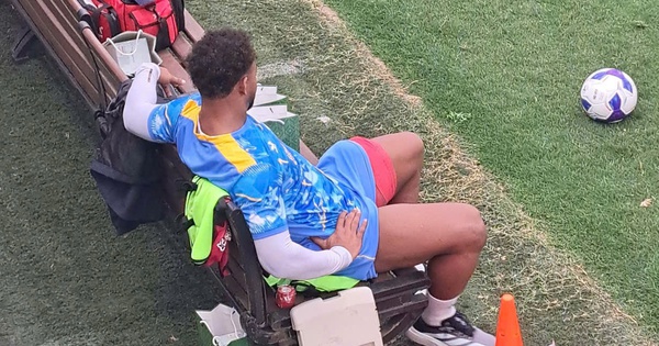 Xuân Son gặp vấn đề ở chân, bỏ dở buổi tập đầu cùng đội tuyển Việt Nam