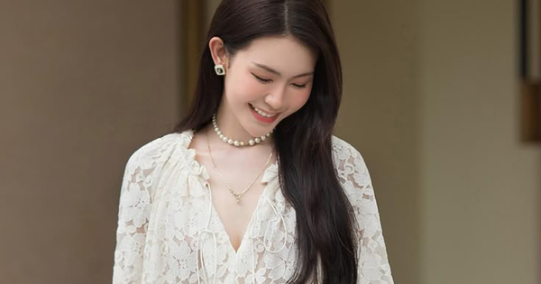 Áo blouse ren cách điệu mang chút điệu đà cho ngày hè