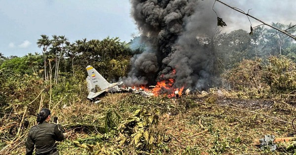 Rơi máy bay quân sự Colombia chở 125 binh sĩ, 8 người chết
