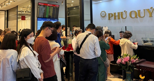 Giá vàng cao hơn thế giới 30 triệu/lượng, người mua đối mặt rủi ro kép