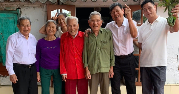 Cụ ông 102 tuổi đi hơn 200 km thăm em trai, gặp lại sau 3 năm xa cách