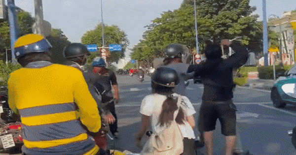 TP.HCM: Hai tài xế ẩu đả giữa giao lộ, nhiều xe máy bị xô ngã