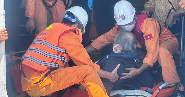 Kịp thời đưa 2 khách Nhật từ tàu du lịch nước ngoài vào bờ cấp cứu