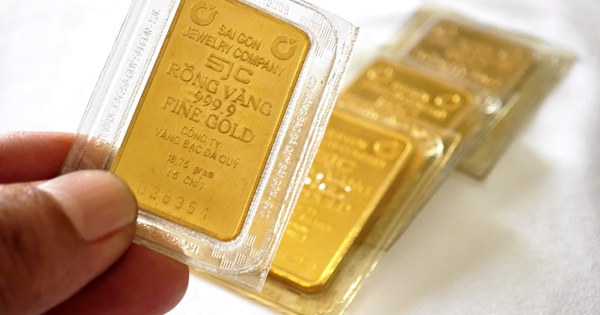 Giá vàng tăng gần 2 triệu, người mua đầu tháng vẫn lỗ 26 triệu/lượng
