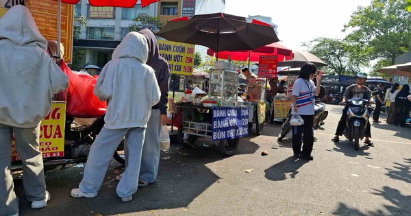 Buôn bán trên đường làm ách tắc giao thông
