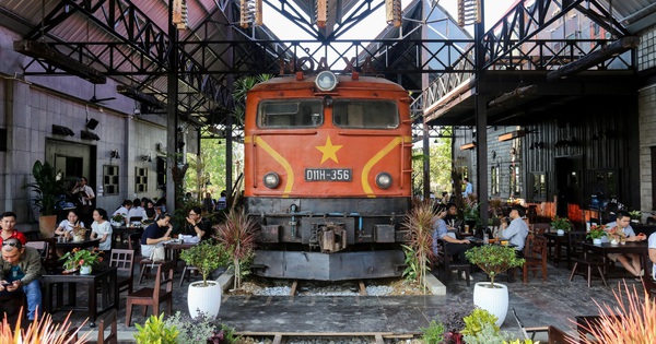 'Hồi sinh' đầu máy tàu hỏa gần 50 năm tuổi, quán cà phê ở Huế hút khách