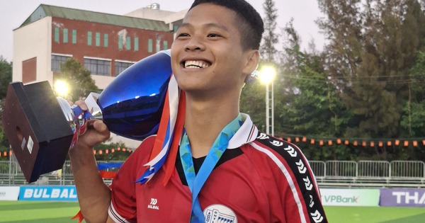 Chỉ còn một tay lành lặn, vẫn kiêu hãnh nâng cúp cùng Trường ĐH Thủy lợi