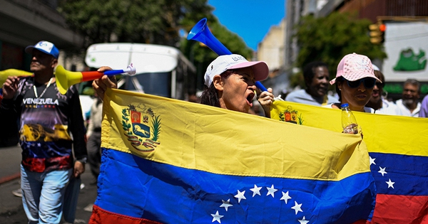 Nhiều người Venezuela đòi tăng lương khi giá cả tăng vọt