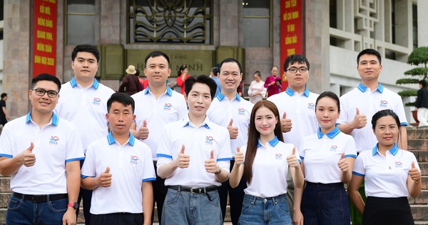 Ca sĩ Hòa Minzy cùng các Gương mặt trẻ Việt Nam tiêu biểu báo công dâng Bác