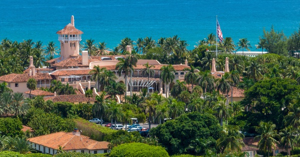 Ông Trump bầu qua thư, đảng Dân chủ 'lay chuyển' Mar-a-Lago