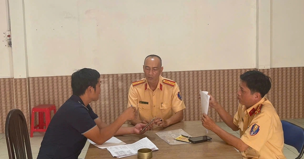 Xe khách chạy ngược chiều bị CSGT TP.HCM phạt đến 20 triệu đồng