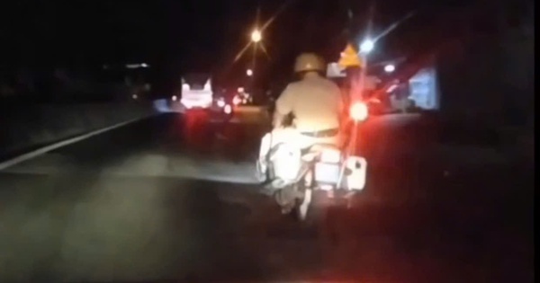 CSGT Tây Ninh mở đường, đưa người phụ nữ nghi bị tai biến đi cấp cứu