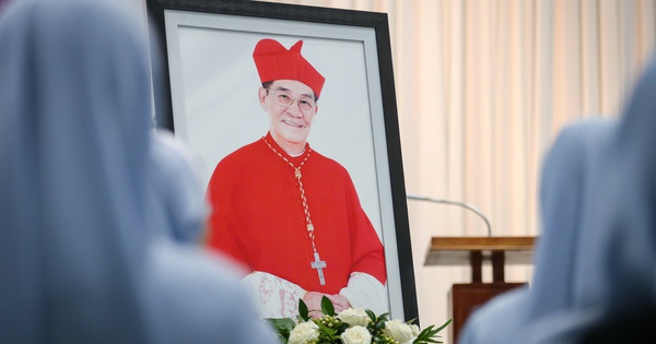 Giáo dân đến viếng Đức Hồng y Gioan Baotixita Phạm Minh Mẫn