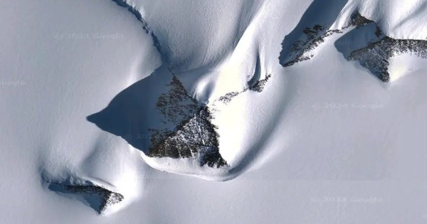 Bí ẩn 'kim tự tháp' ở Nam Cực