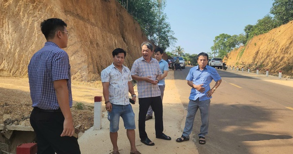 Kiểm tra thực tế vụ 'nhà dân chênh vênh bên mép vực sâu'