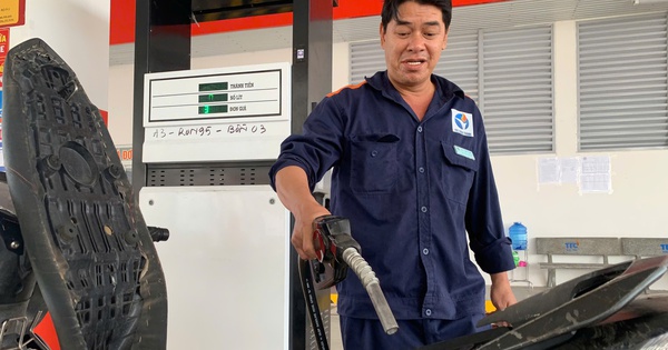 Giá xăng RON 95 gần 34.000 đồng/lít, dầu diesel gần 40.000 đồng/lít