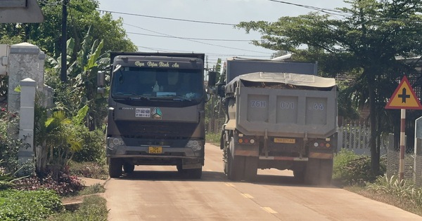 Xe tải chở đất tung hoành, người dân 'thấp thỏm' khi ra đường