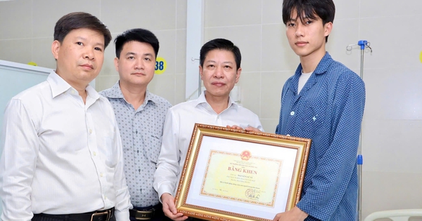 Bộ GD-ĐT tặng bằng khen nam sinh xông vào đám cháy cứu người