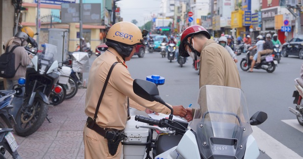 Dừng đèn đỏ chắn lối xe rẽ phải có bị phạt 22 triệu?