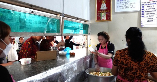 Chuyện tử tế: Miệt mài lo cái ăn cho bệnh nhân nghèo