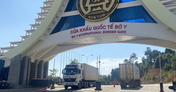 Phát hiện xe tải chở 900 lít xăng không hóa đơn gần biên giới