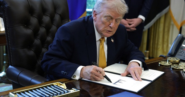 Ông Trump là Tổng thống Mỹ đầu tiên có chữ ký trên tiền giấy