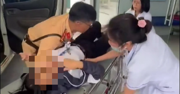 CSGT Quảng Trị kịp chuyển cấp cứu một nữ sinh ngất xỉu ven đường