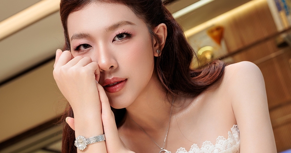 ‘Em xinh' Lamoon đeo đồng hồ 2 tỉ dự sự kiện