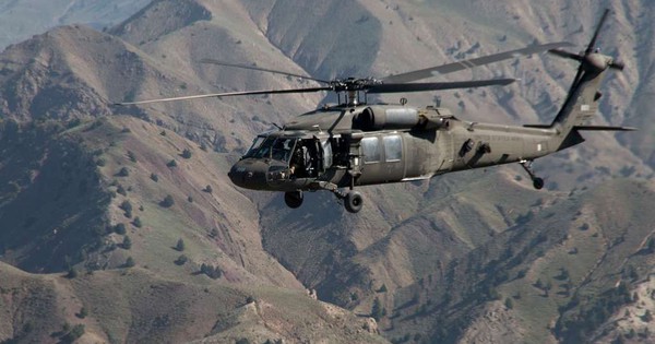 Trực thăng quân sự Mỹ cắt ngang đường bay của máy bay chở khách ở California