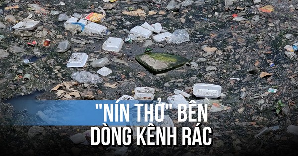 Người dân 'nín thở' bán hàng bên dòng kênh ngập rác: Bao lâu được nạo vét, xử lý?