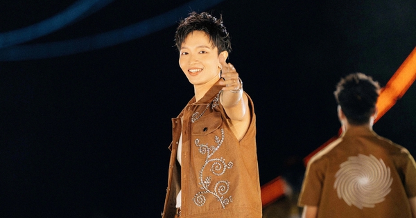 Bốn cặp đôi cầu hôn trong concert có gần 10.000 khán giả của Hoàng Dũng