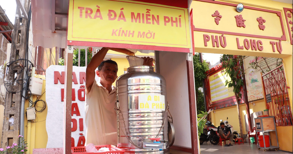 TP.HCM nắng nóng gay gắt, nhiều người ghé các 'trạm nước 0 đồng' ven đường