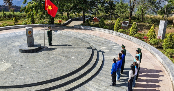 Chào cờ nơi 'ngã ba Đông Dương': Người trẻ rưng rưng niềm tự hào chủ quyền