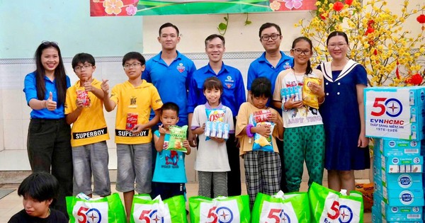 Ánh sáng từ những tấm lòng thầm lặng ở EVNHCMC