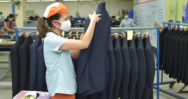 Dệt may ứng phó 'cú sốc' giá dầu và cước container tăng vọt