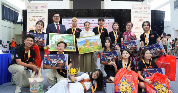Nhóm 10 bạn nhỏ vô địch cuộc thi về STEM robotics