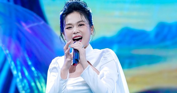 Nữ ca sĩ bỏ việc văn phòng theo nghệ thuật, chông chênh sau 10 năm làm nghề