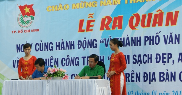 Những người đi trong đêm để thành phố sáng đèn