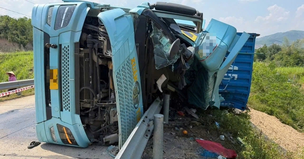 Xe đầu kéo lật đè xe máy, 3 người tử vong ở Đắk Lắk