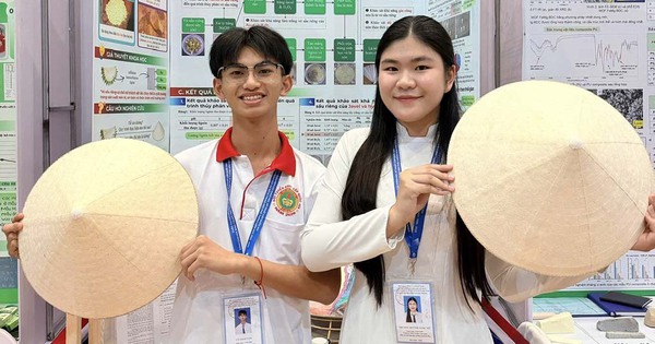 Học sinh biến vỏ sầu riêng thành giấy chằm nón lá