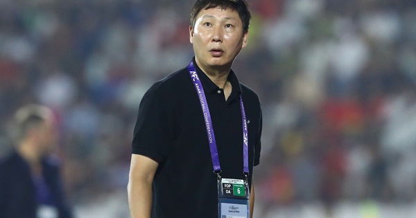 HLV Kim Sang-sik ca ngợi: 'Hoàng Hên và Xuân Son phối hợp quá tốt, Việt Nam thắng xứng đáng Malaysia’