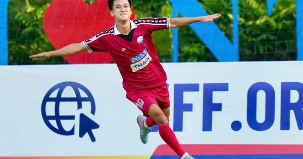 Chàng sinh viên năm cuối và giấc mơ lập cú đúp