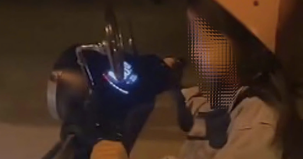 Bé gái 5 tuổi điều khiển xe máy điện gây xôn xao