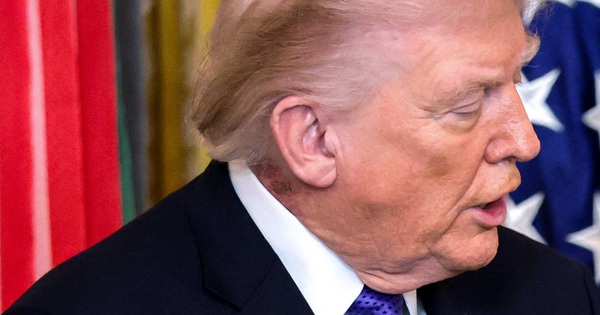 Nhà Trắng lên tiếng về vết đỏ trên cổ Tổng thống Trump