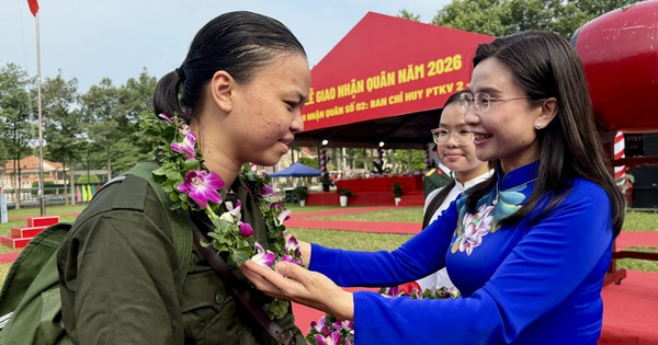 Chị Nguyễn Phạm Duy Trang tặng quà và động viên thanh niên lên đường nhập ngũ