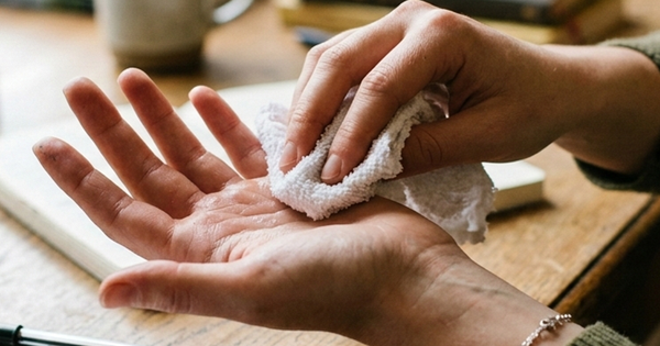 Đổ nhiều mồ hôi tay, chân: Khi nào là bệnh lý?